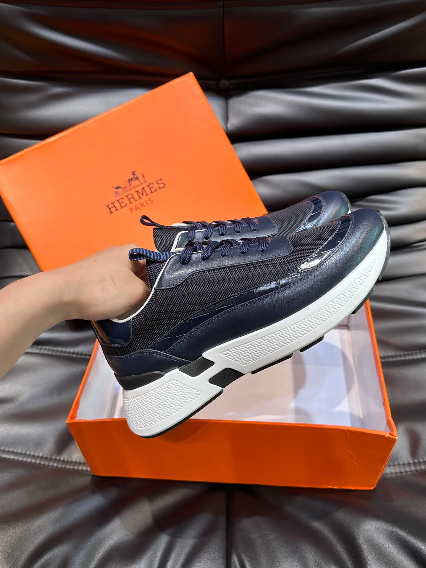 Factory price: 520💰HERMES/Hermes Hugo thick-soled sneakers are casual men's shoes. These sneakers are made of imported first-layer cowhide leather and breathable mesh design. The contrasting color design creates a dynamic and modern shape. The front end of the toe is decorated with natural-color rubber inlays, making it novel and fashionable. The texture is incomparable, with cowhide lining and cowhide foot pads, the upper foot is comfortable and breathable, and the rubber sole is decorated with geometric patterns and iconic "H" details. A very personal one! Size: 39-44 (customized at 38.45)